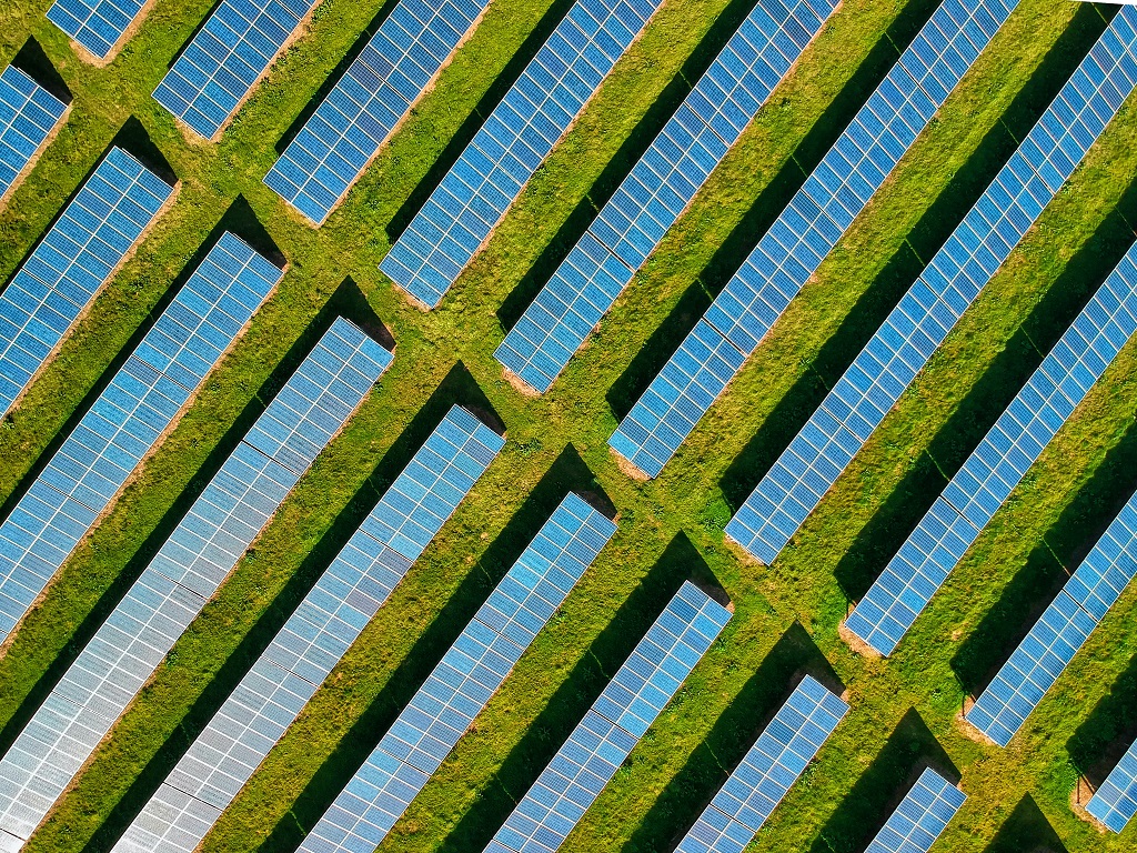 Solar farm c Red Zeppelin on Unsplash